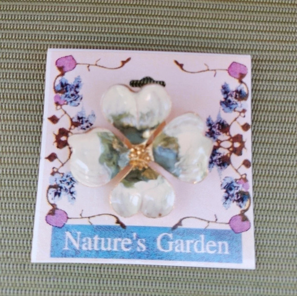 Avon Nature's Garden Gold tone Dogwood Flower Brooch 2" - Picture 1 of 3